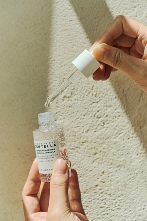 SKIN1004 Madagascar Centella Tone Brightening Capsule Ampoule Moisturizing Serum to brighten and smooth the skin