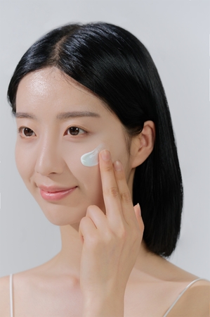 SKIN1004 Madagascar Centella Hyalu-Cica Water-Fit Sun Serum захисна сироватка зі зволожуючим ефектом