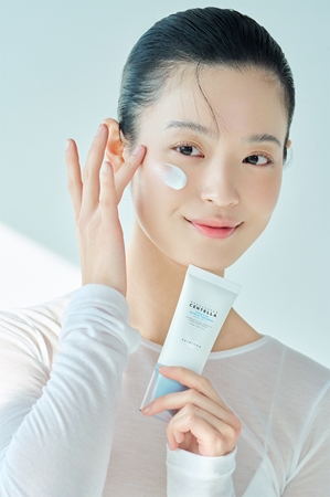 SKIN1004 Madagascar Centella Hyalu-Cica Water-Fit Sun Serum захисна сироватка зі зволожуючим ефектом