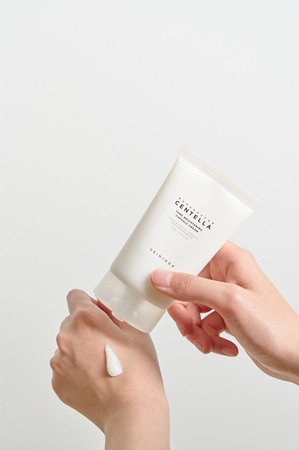 SKIN1004 Madagascar Centella Tone Brightening Capsule Cream crème revitalisante et illuminatrice avec effets apaisants