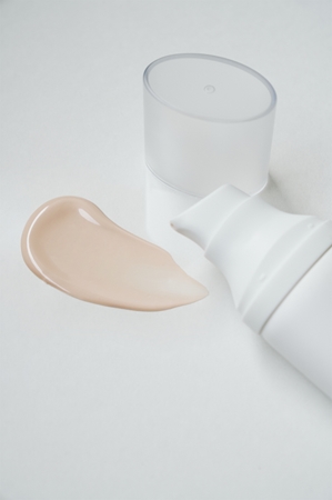 SKIN1004 Madagascar Centella Tone Brightening Tone-Up Sunscreen Fluide protecteur teinté pour visage pour une peau lumineuse