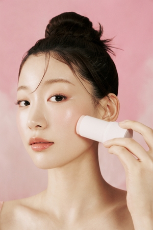 SKIN1004 Madagascar Centella Poremizing Quick Clay Stick Mask Attīroša mālu sejas maska zīmuļa veidā
