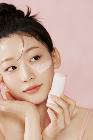 SKIN1004 Madagascar Centella Poremizing Quick Clay Stick Mask Attīroša mālu sejas maska zīmuļa veidā