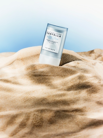SKIN1004 Madagascar Centella Hyalu-Cica Silky-Fit Sun Stick захисний зволожуючий стік для губ та щік SPF 50+