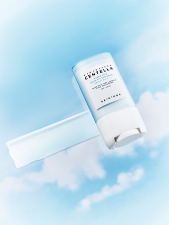 SKIN1004 Madagascar Centella Hyalu-Cica Silky-Fit Sun Stick захисний зволожуючий стік для губ та щік SPF 50+