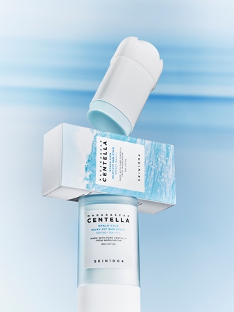 SKIN1004 Madagascar Centella Hyalu-Cica Silky-Fit Sun Stick захисний зволожуючий стік для губ та щік SPF 50+