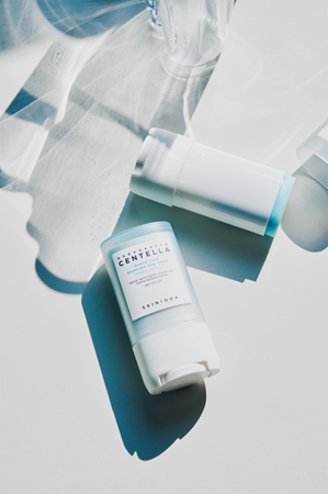 SKIN1004 Madagascar Centella Hyalu-Cica Silky-Fit Sun Stick захисний зволожуючий стік для губ та щік SPF 50+