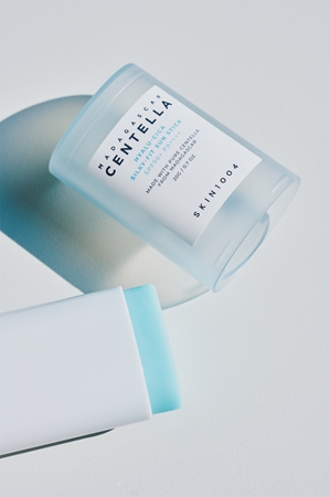 SKIN1004 Madagascar Centella Hyalu-Cica Silky-Fit Sun Stick захисний зволожуючий стік для губ та щік SPF 50+