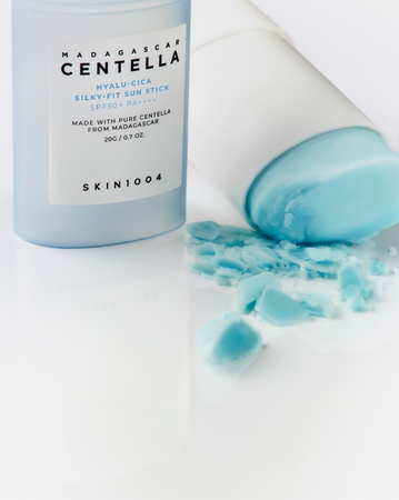 SKIN1004 Madagascar Centella Hyalu-Cica Silky-Fit Sun Stick захисний зволожуючий стік для губ та щік SPF 50+