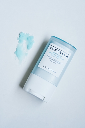 SKIN1004 Madagascar Centella Hyalu-Cica Silky-Fit Sun Stick захисний зволожуючий стік для губ та щік SPF 50+