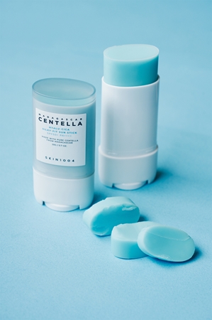 SKIN1004 Madagascar Centella Hyalu-Cica Silky-Fit Sun Stick захисний зволожуючий стік для губ та щік SPF 50+