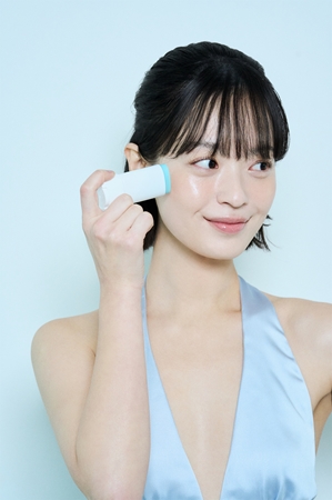 SKIN1004 Madagascar Centella Hyalu-Cica Silky-Fit Sun Stick захисний зволожуючий стік для губ та щік SPF 50+