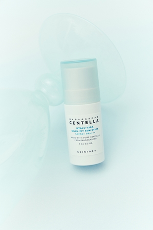 SKIN1004 Madagascar Centella Hyalu-Cica Silky-Fit Sun Stick Protective Moisturizing Stick SPF 50+