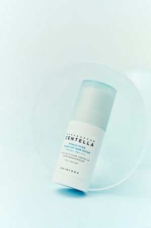 SKIN1004 Madagascar Centella Hyalu-Cica Silky-Fit Sun Stick Protective Moisturizing Stick SPF 50+