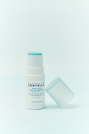 SKIN1004 Madagascar Centella Hyalu-Cica Silky-Fit Sun Stick Protective Moisturizing Stick SPF 50+