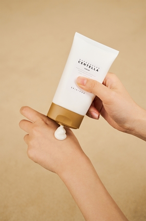 SKIN1004 Madagascar Centella Cream Light Soothing Moisturiser for sensitive and irritable skin