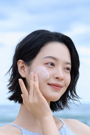 SKIN1004 Madagascar Centella Hyalu-Cica Gentle Cleansing Milk Moisturising Cleansing Lotion to nourish the skin and maintain its natural hydration