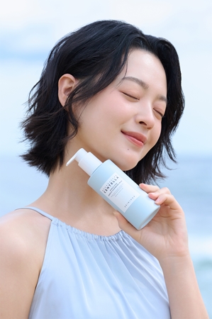 SKIN1004 Madagascar Centella Hyalu-Cica Gentle Cleansing Milk Moisturising Cleansing Lotion to nourish the skin and maintain its natural hydration