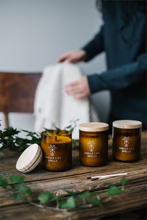 Smells Like Spells Norse Magic Frigga Duftkerze mit Holzdocht (home/partnership)