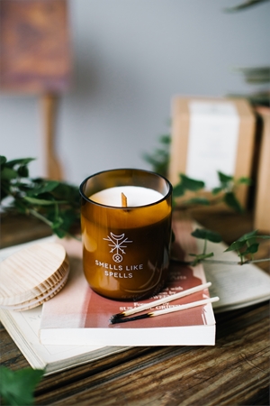 Smells Like Spells Norse Magic Eir vonná svíčka s dřevěným knotem (healing/health)