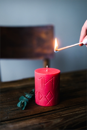 Smells Like Spells Rune Candle Freya vonná svíčka (love/relationship)