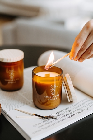 Smells Like Spells Norse Magic Heimdallr mirisna svijeća s drvenim fitiljem (protection/defence)