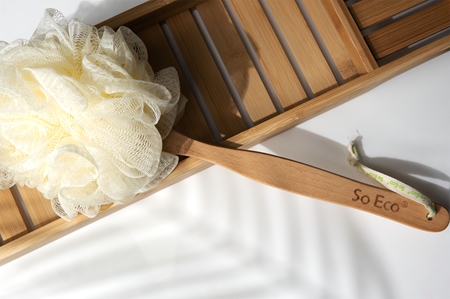So Eco Long Handle Shower Pouf mycí houba na tělo s prodlouženou rukojetí