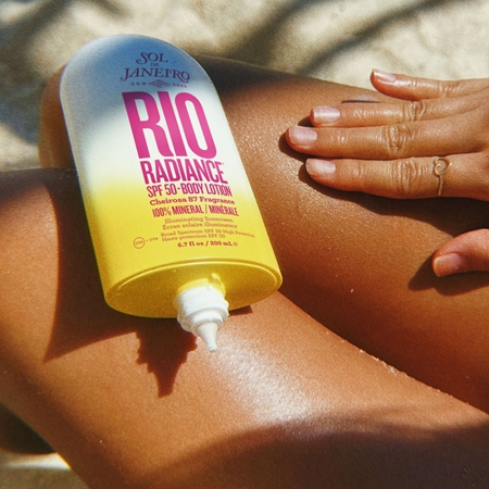 Sol de Janeiro Rio Radiance SPF 50 kirkastava ja kosteuttava maito ihon suojaamiseen