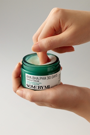 Some By Mi AHA∙BHA∙PHA 30 Days Miracle Cream multiaktivna krema s pomirjajočim učinkom