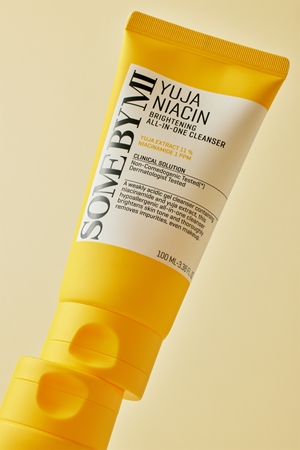 Some By Mi Yuja Niacin Brightening All in One Cleanser spuma de curatare ce ofera stralucire pentru piele sensibilă