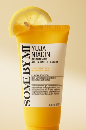 Some By Mi Yuja Niacin Brightening All in One Cleanser spuma de curatare ce ofera stralucire pentru piele sensibilă