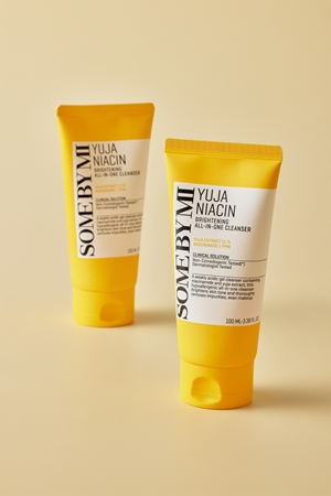 Some By Mi Yuja Niacin Brightening All in One Cleanser spuma de curatare ce ofera stralucire pentru piele sensibilă