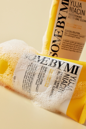 Some By Mi Yuja Niacin Brightening All in One Cleanser spuma de curatare ce ofera stralucire pentru piele sensibilă