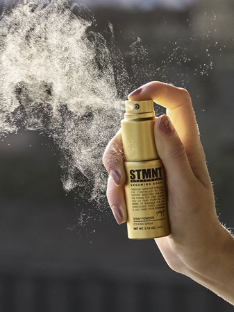 STMNT Staygold Spray Powder pudrový sprej pro definici a tvar