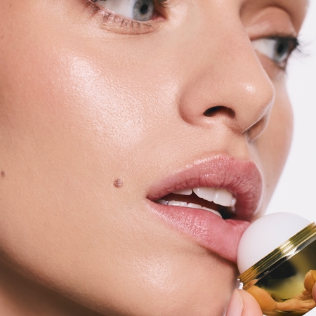 SUNEWMED+ Vanilla Gold Kiss Moisturizing Lip Balm Fuktgivande läppbalsam Med sheasmör