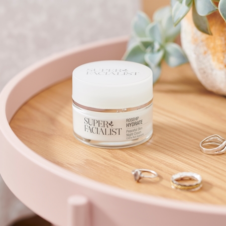 Super Facialist Rosehip Hydrate Beruhigende Nachtcreme mit feuchtigkeitsspendender Wirkung