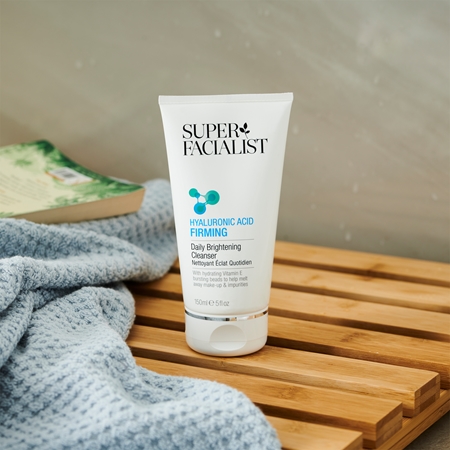 Super Facialist Hyaluronic Acid Firming rozjasňující čisticí gel