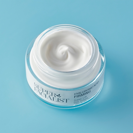 Super Facialist Hyaluronic Acid Firming denní krém proti předčasnému stárnutí pleti