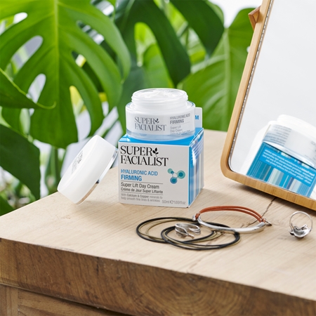 Super Facialist Hyaluronic Acid Firming denní krém proti předčasnému stárnutí pleti