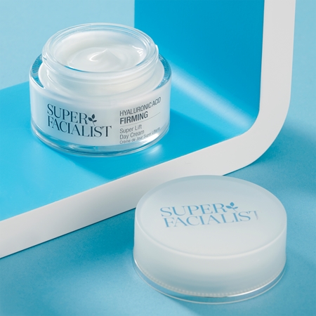 Super Facialist Hyaluronic Acid Firming denní krém proti předčasnému stárnutí pleti