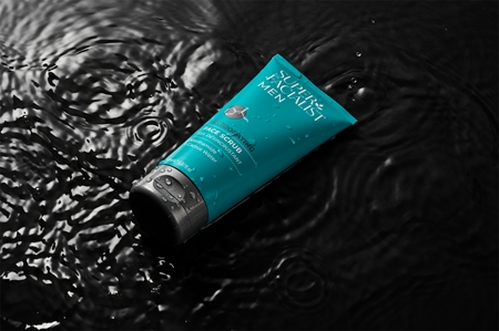 Super Facialist For Men Invigorating Glättendes Gesichtspeeling für Herren