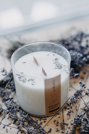 The Munio Lavender Duftkerze mit Holzdocht