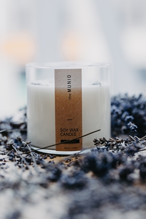 The Munio Lavender Duftkerze mit Holzdocht