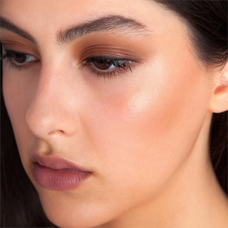 theBalm Lou Manizer Luminizer rozjasňovač, zvýrazňovač a stíny v jednom