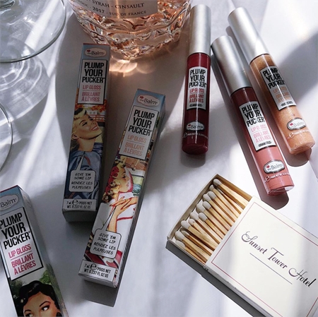 theBalm Plump Your Pucker Lip Gloss lesk na rty s mořským kolagenem