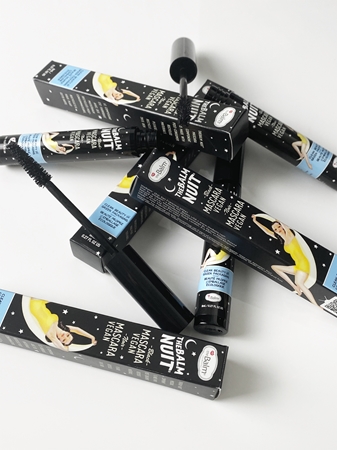 theBalm theBalm Nuit® objemová řasenka v extra černé