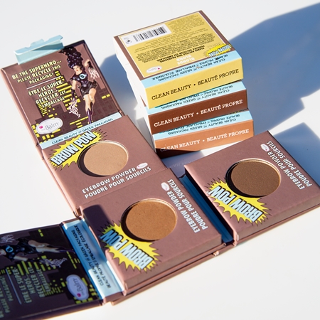 theBalm Browpow® pudr na obočí v praktickém magnetickém pouzdře