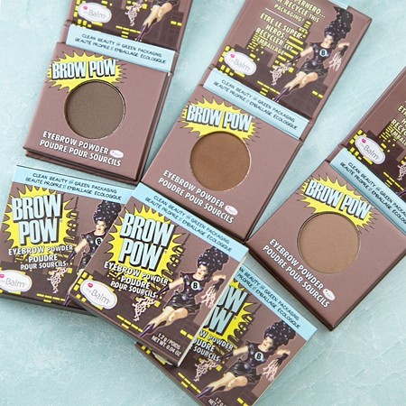 theBalm Browpow® pudr na obočí v praktickém magnetickém pouzdře