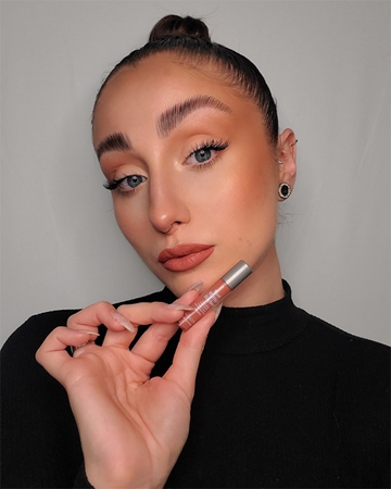 theBalm Meet Matt(e) Hughes Long Lasting Liquid Lipstick dlouhotrvající tekutá rtěnka