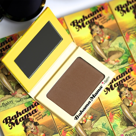 theBalm Mama® Bahama bronzer, stíny a konturovací pudr v jednom